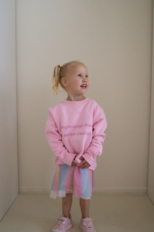 'Georganiseerde chaos is ook een structuur' Sweater - Kids roze