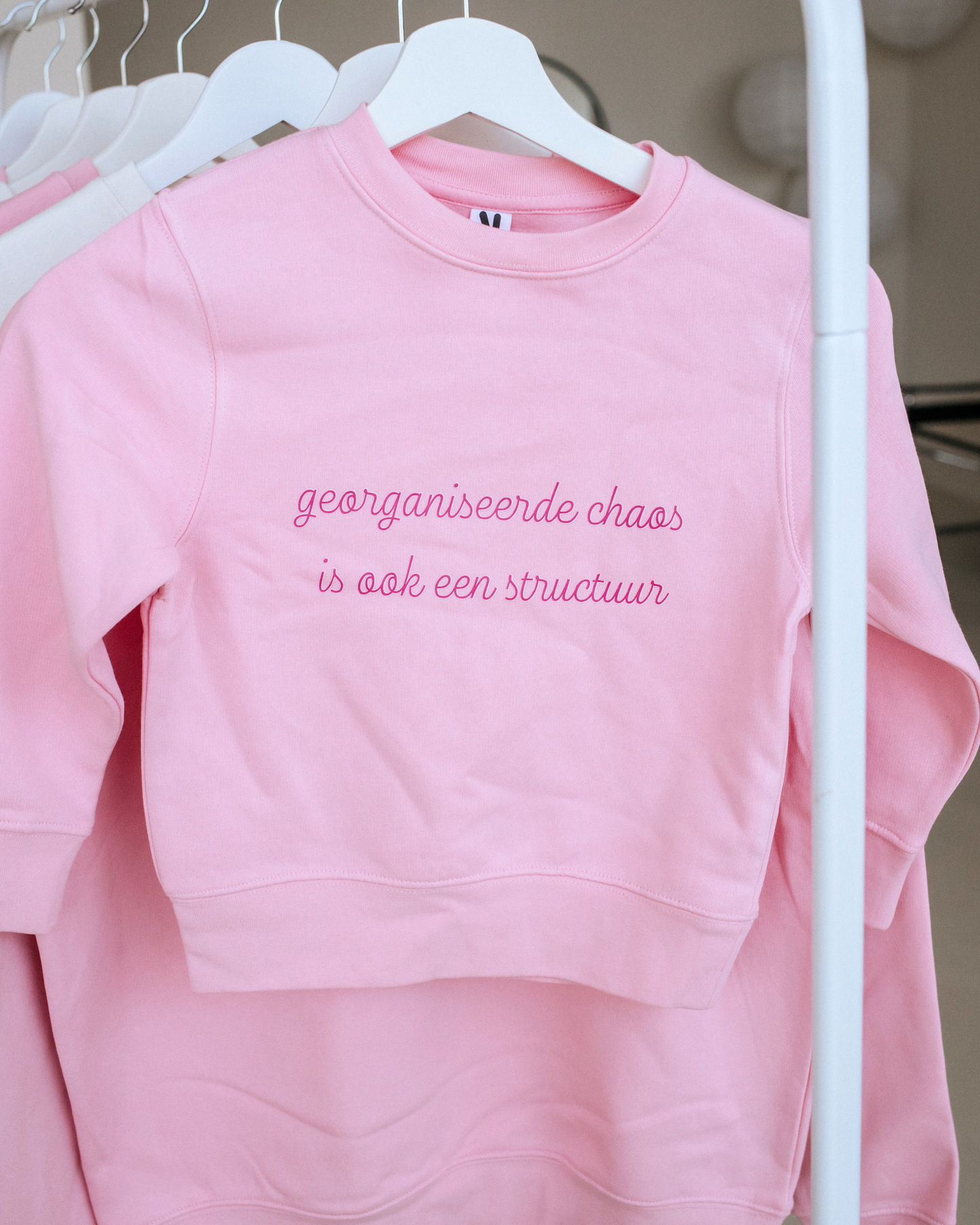 'Georganiseerde chaos is ook een structuur' Sweater - Kids roze