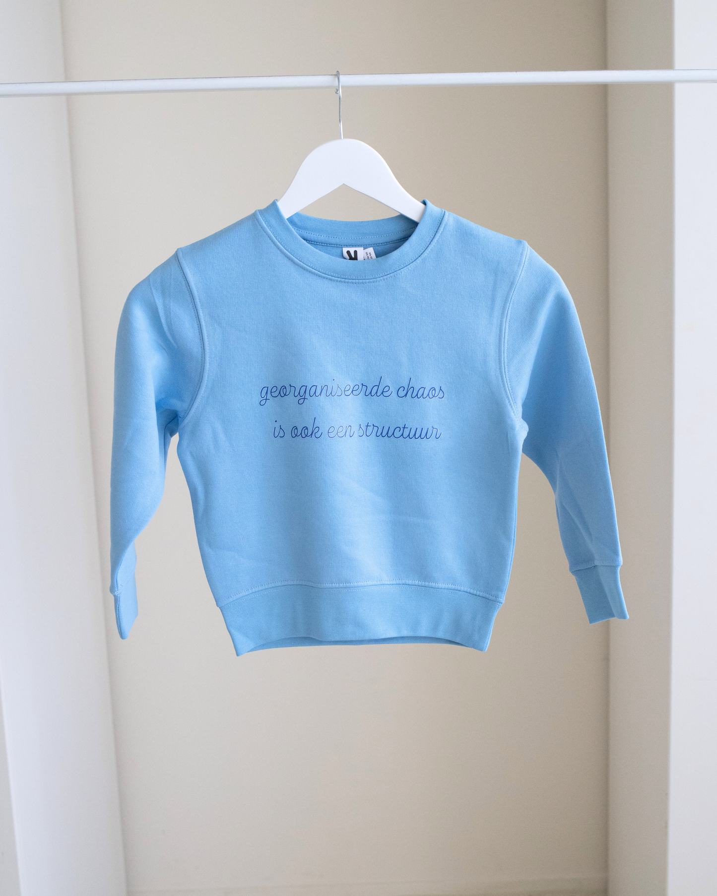 'Georganiseerde chaos is ook een structuur' Sweater - Kids Blue