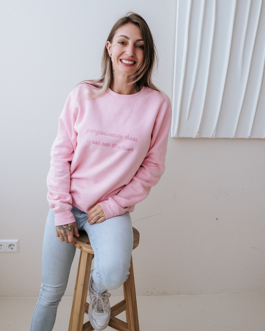 Georganiseerde chaos is ook een structuur - Roze Sweater