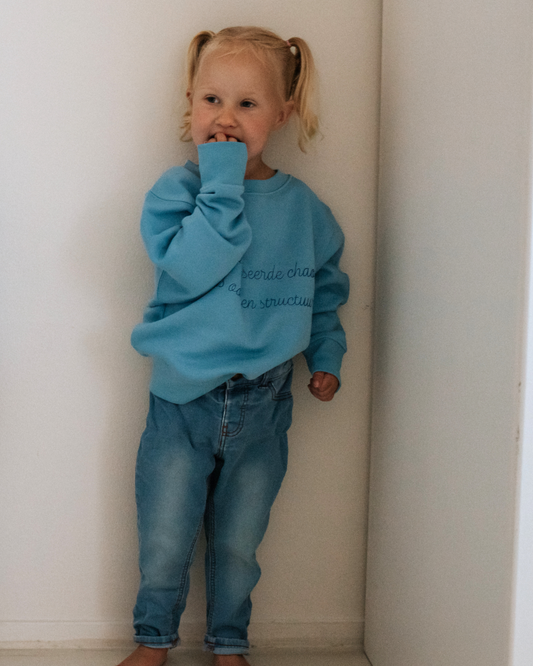 'Georganiseerde chaos is ook een structuur' Sweater - Kids Blue